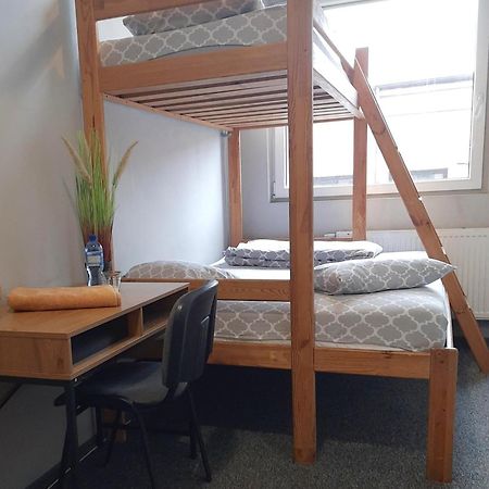 Go Hostel Rewolucji Лодз Екстериор снимка