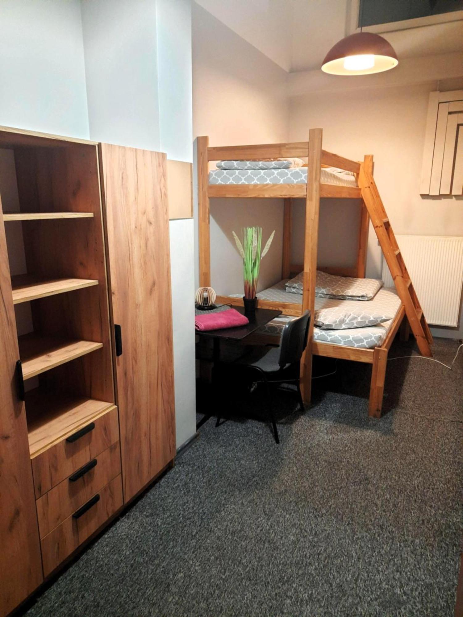 Go Hostel Rewolucji Лодз Екстериор снимка