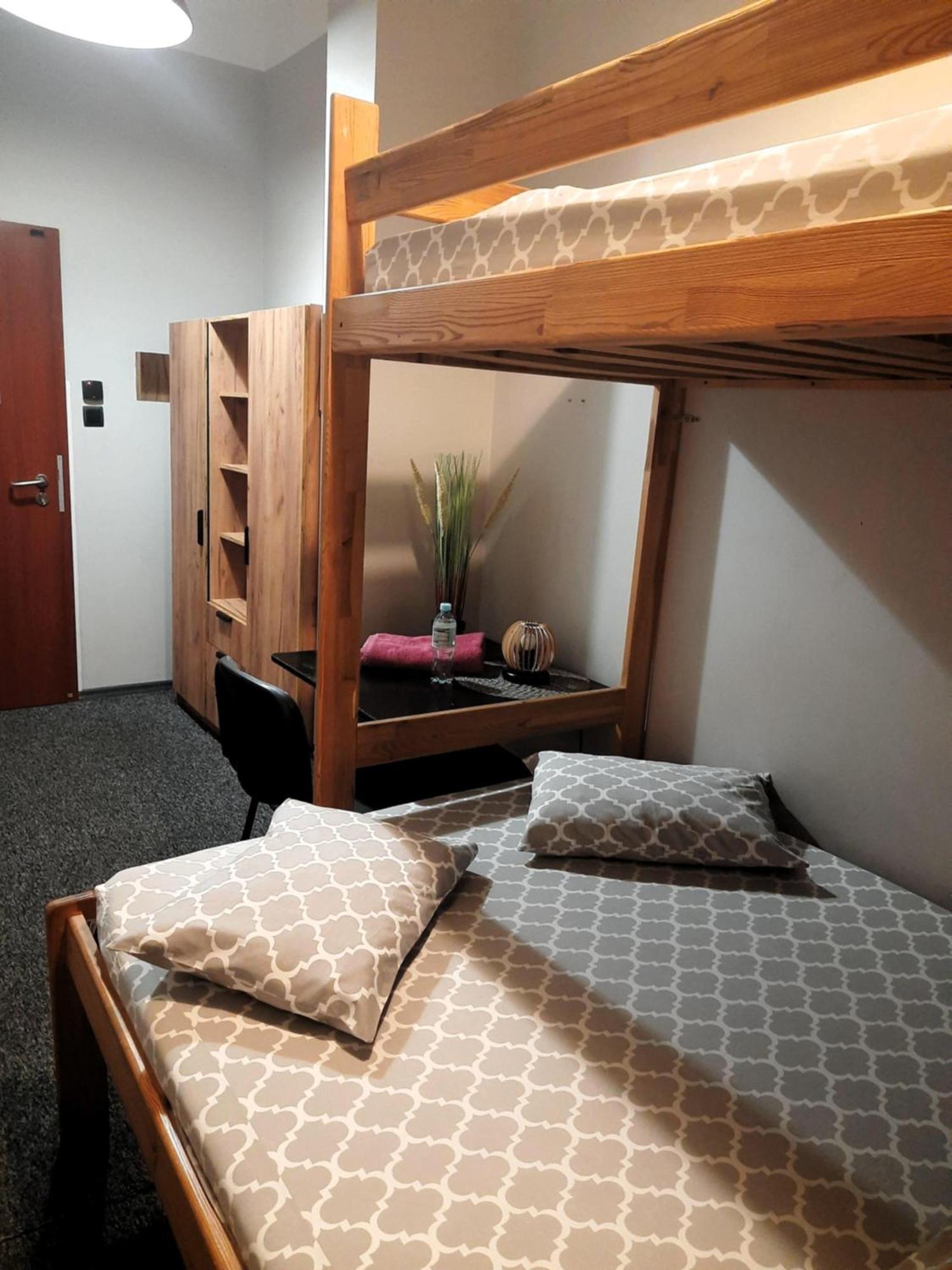 Go Hostel Rewolucji Лодз Екстериор снимка