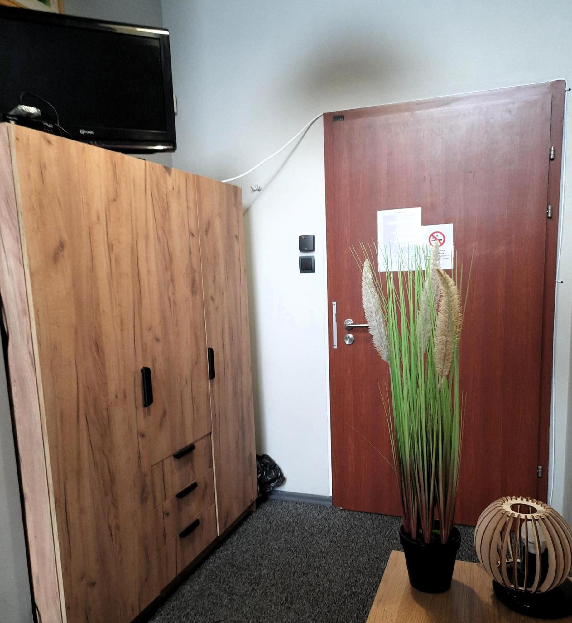 Go Hostel Rewolucji Лодз Екстериор снимка