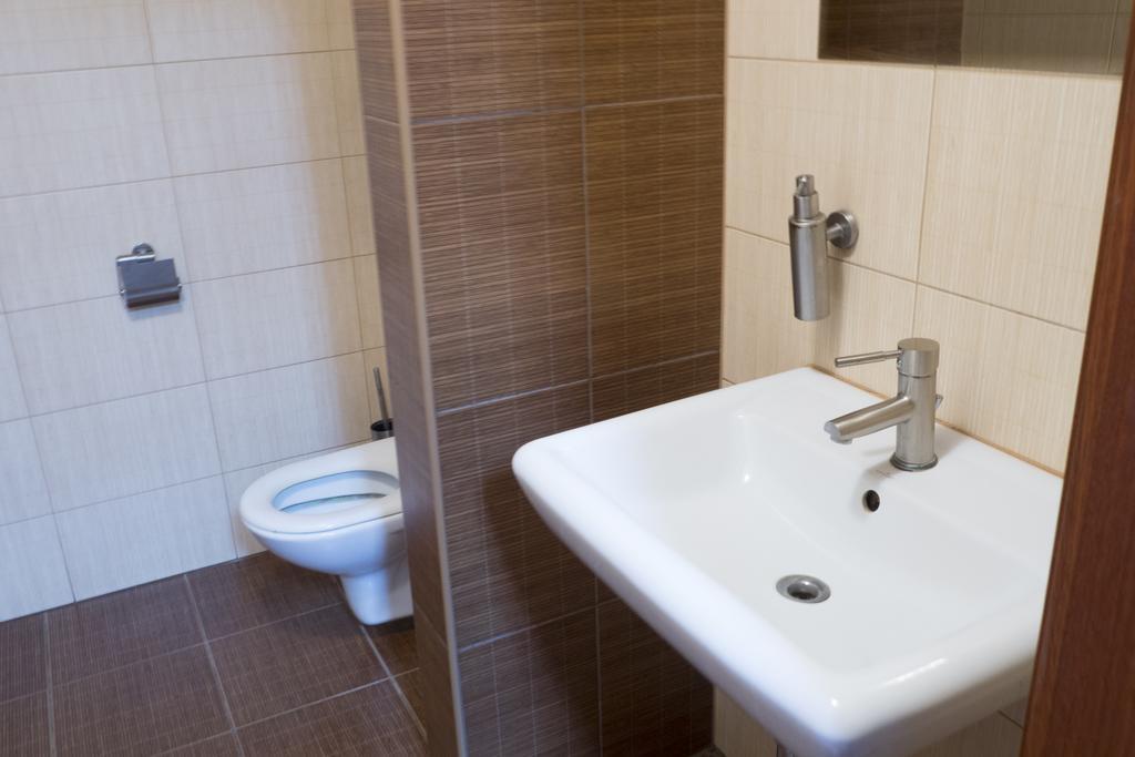 Go Hostel Rewolucji Лодз Екстериор снимка